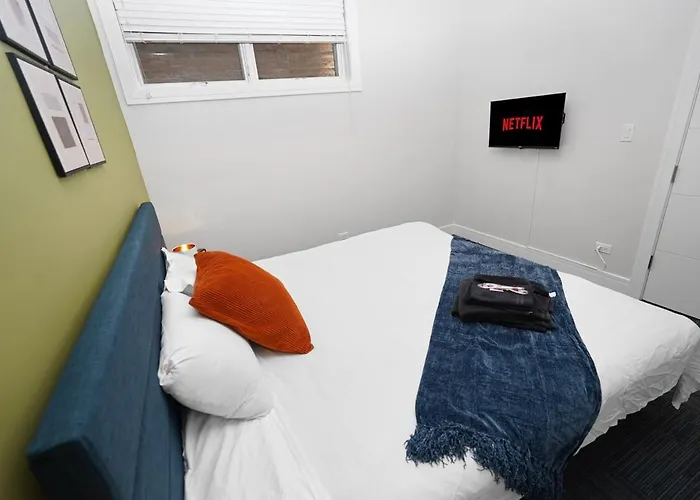 Little Italy 5br With Optional Parking *