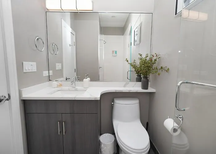 Apartment Little Italy 5br With Optional Parking Chicago