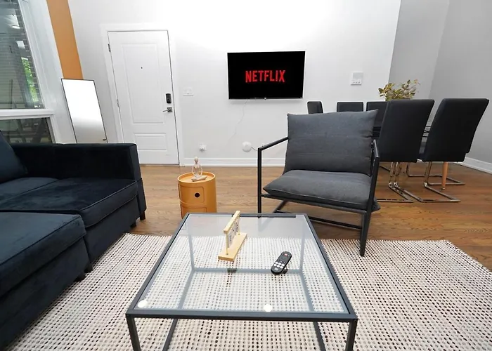 Apartment Little Italy 5br With Optional Parking Chicago