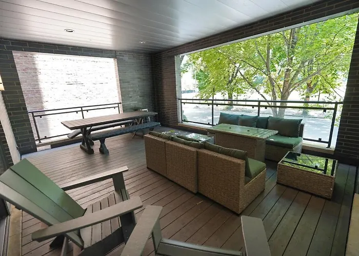 Little Italy 5br With Optional Parking Chicago