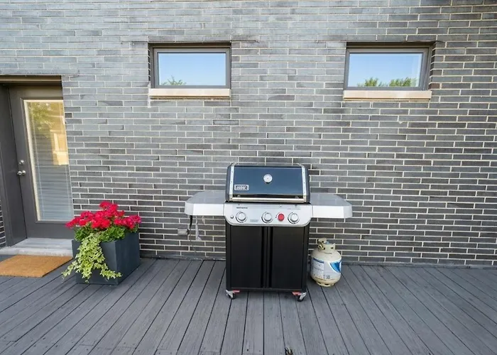 Little Italy 5br With Optional Parking Apartment