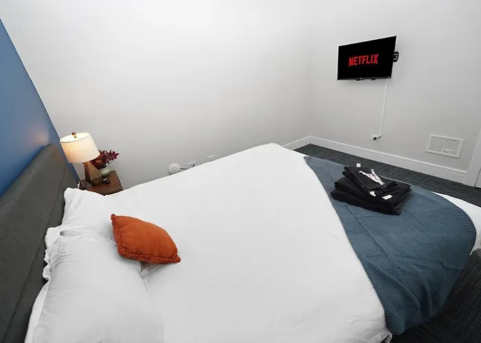 Apartment Little Italy 5br With Optional Parking *