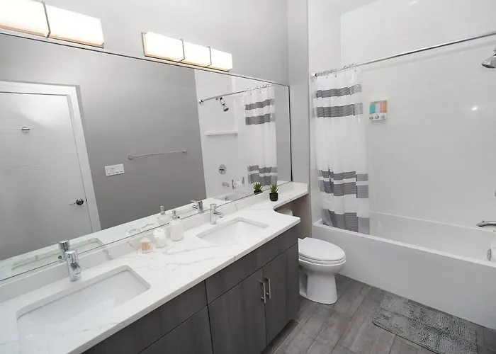 Little Italy 5br With Optional Parking Chicago
