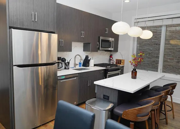 Little Italy 5br With Optional Parking Apartment *
