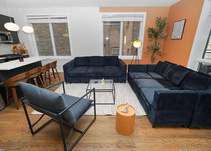 Little Italy 5br With Optional Parking Apartment