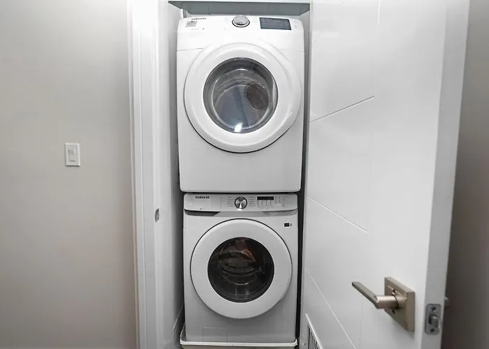 Apartment Little Italy 5br With Optional Parking Chicago