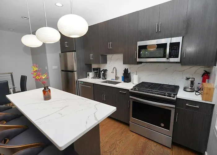 Little Italy 5br With Optional Parking Chicago