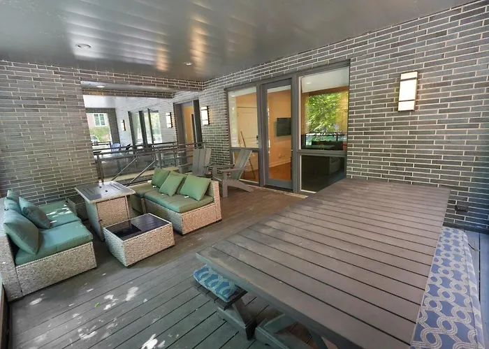 Apartment Little Italy 5br With Optional Parking *