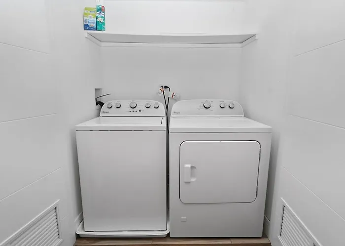 Little Italy 5br With Optional Parking *